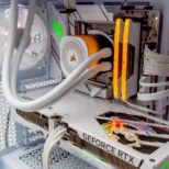 Epical-Q Privateer-W Silver VI AMD Ryzen 9 9950X3D, 64GB, 2TB SSD NVME, RTX 5080 + Windows 11 Pro